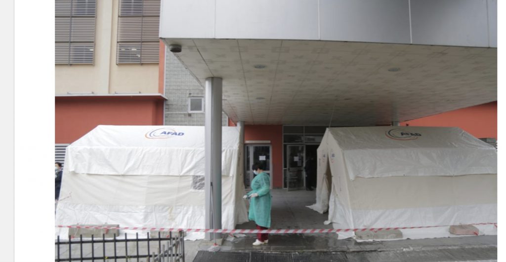 FOTOLAJM/ Ngrihen çadrat te Urgjenca e QSUT