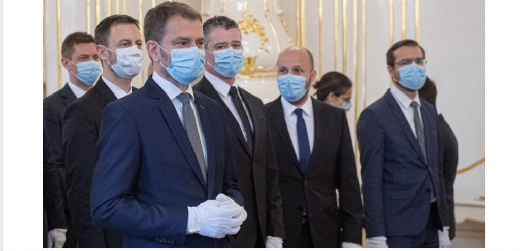 Betohet qeveria e re në Sllovaki, të gjithë me maska dhe doreza në ceremoni