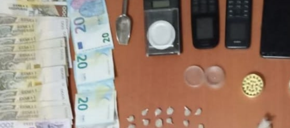 Policia i vë pranga 30-vjeçarit që dilte fundjavave në  lokalet e natës
