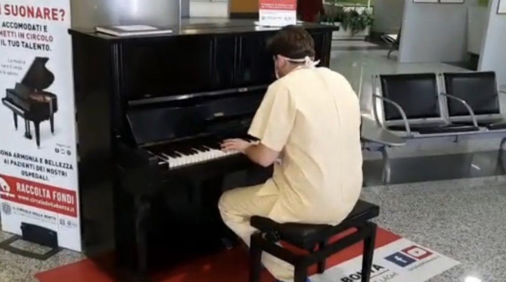 Mjeku italian bën gjestin emocionues