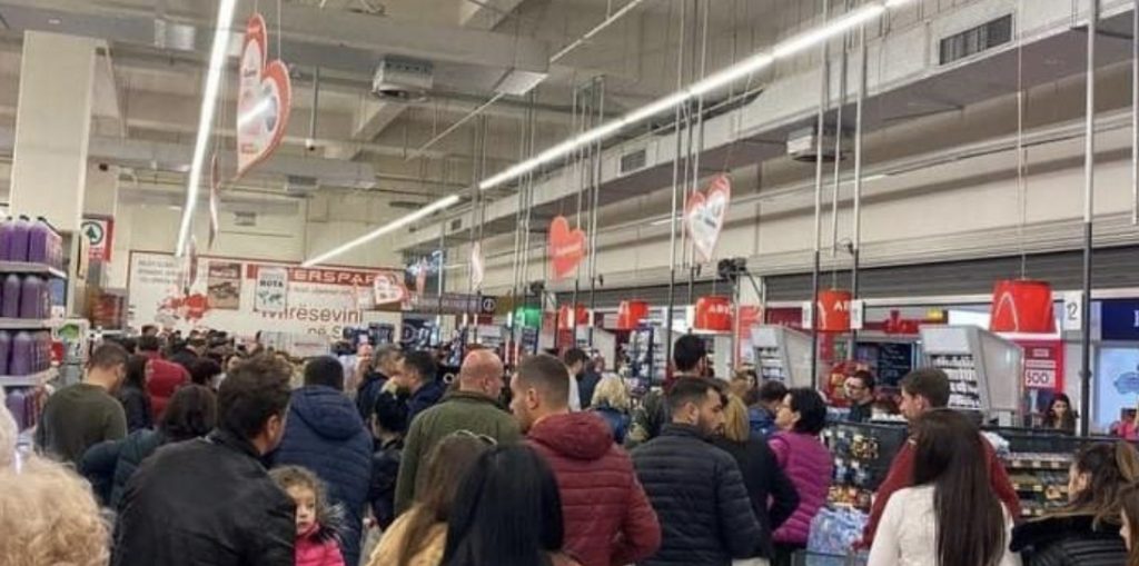 Njerëzit në rradhë në supermarkete, revoltohet Braçe: Oooo popull,  aty i keni  makaronat