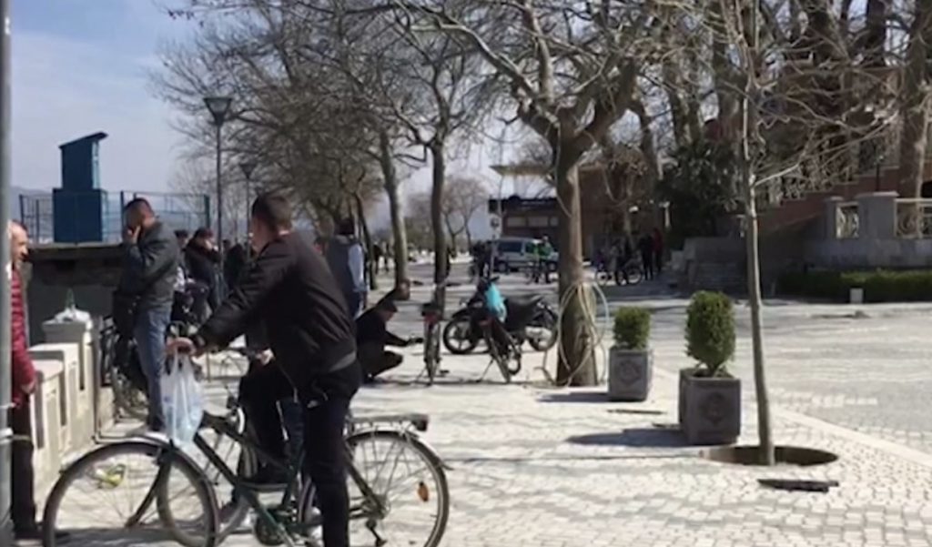 Të rinjtë ‘sfidojë’ urdhrat, dalin shëtitje në zonat turistike