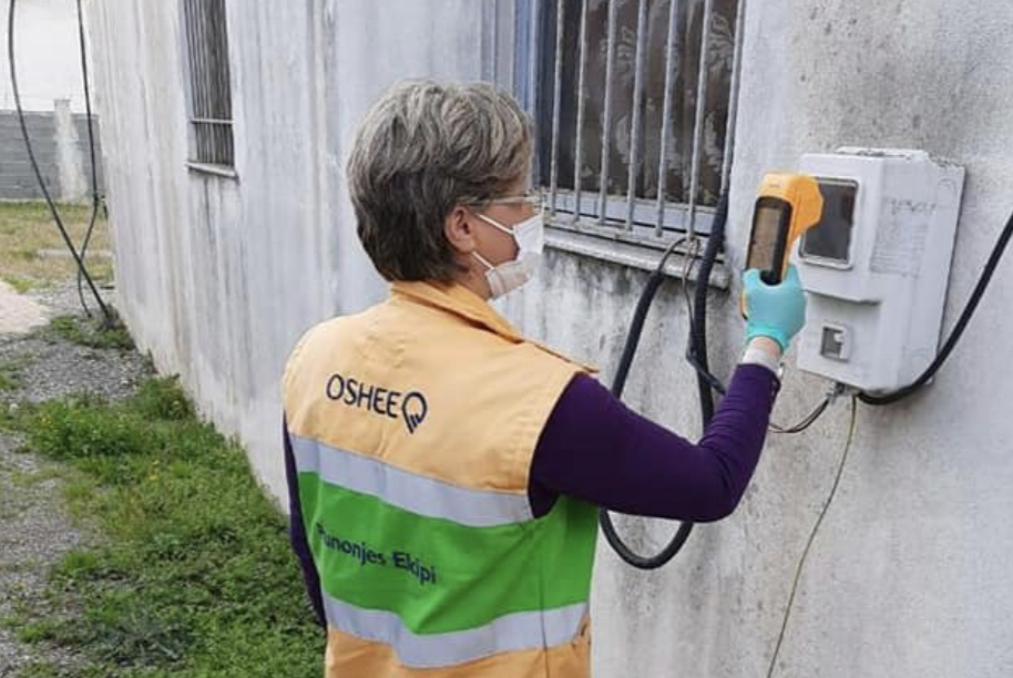 Punonjësit e OSHEE në punë  dhe  në terren