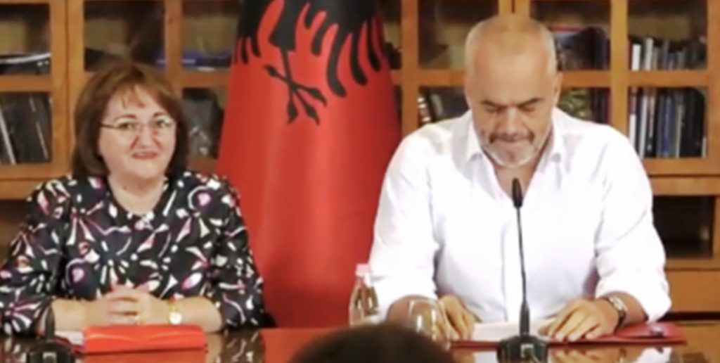 SKANDALOZE/ ‘Si nuk i vjen turp’, zv.ministrja e Shëndetësisë gënjeu