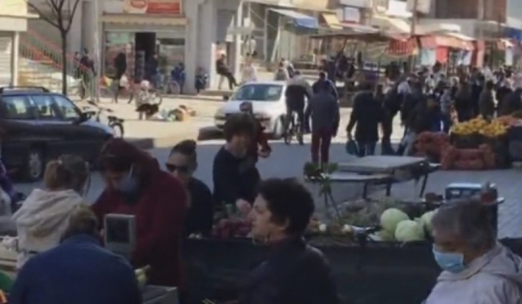 Pamje skandaloze nga Vlora, qytetarët dalin në treg pa asnjë masë mbrojtëse