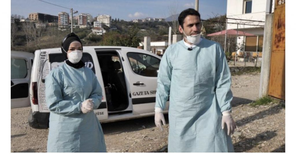 Elvis Naci me bashkëshorten shpërndajnë ushqime pranë familjeve në nevojë