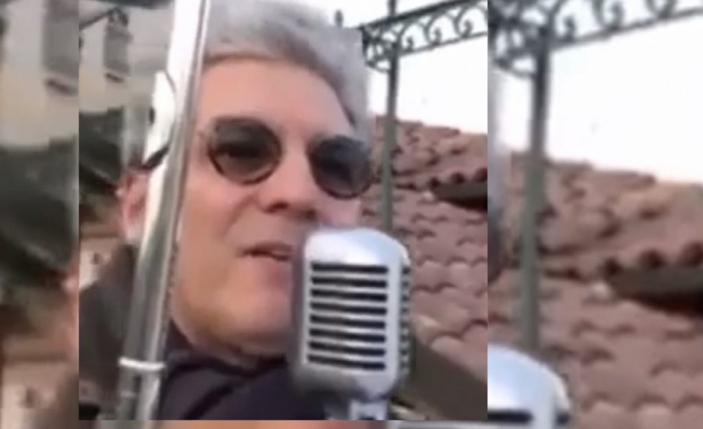 Italiani i prekur e mes lotësh interpreton me instrument muzikor Himnin e Shqipërisë