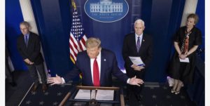 Presidenti Trump nënshkruan paketën prej 2.2 trilionë dollarësh, për të stimuluar ekonomikë e goditur nga koronavirusi