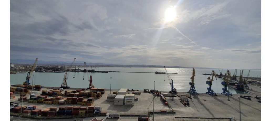 Mot i keq dhe erë e fortë, vonohen tragetet në Durrës