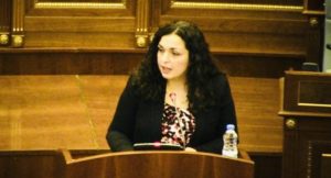 Kryeparlamentarja Vjosa Osmani kundër: Nuk votoj asnjë mocion sepse jam pro shpresës