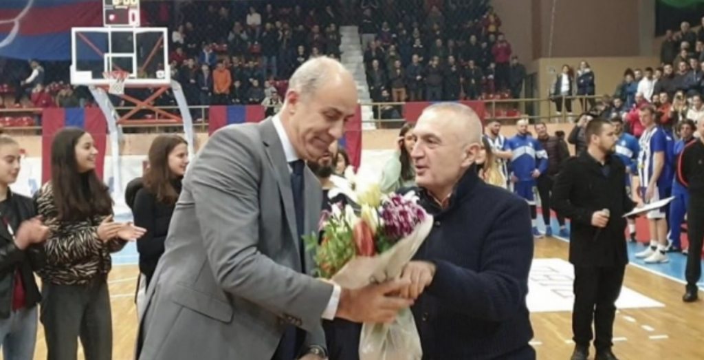 Presidenti Meta në këmbë për të nderuar legjendën e basketbollit shkodran, Bledar Gjecaj