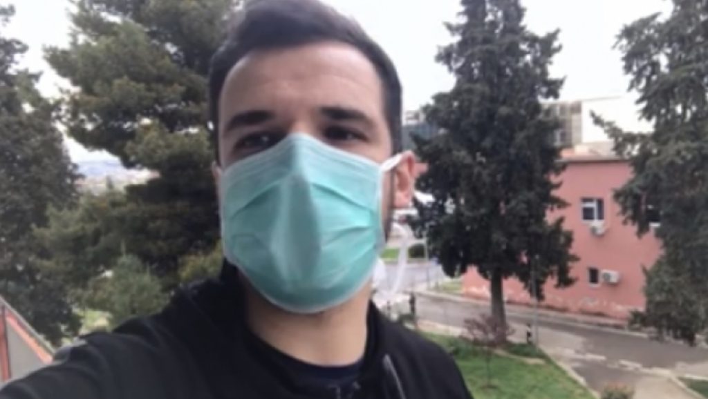 Mesazhi i fortë i të riut të shëruar nga koronavirusi (VIDEO)