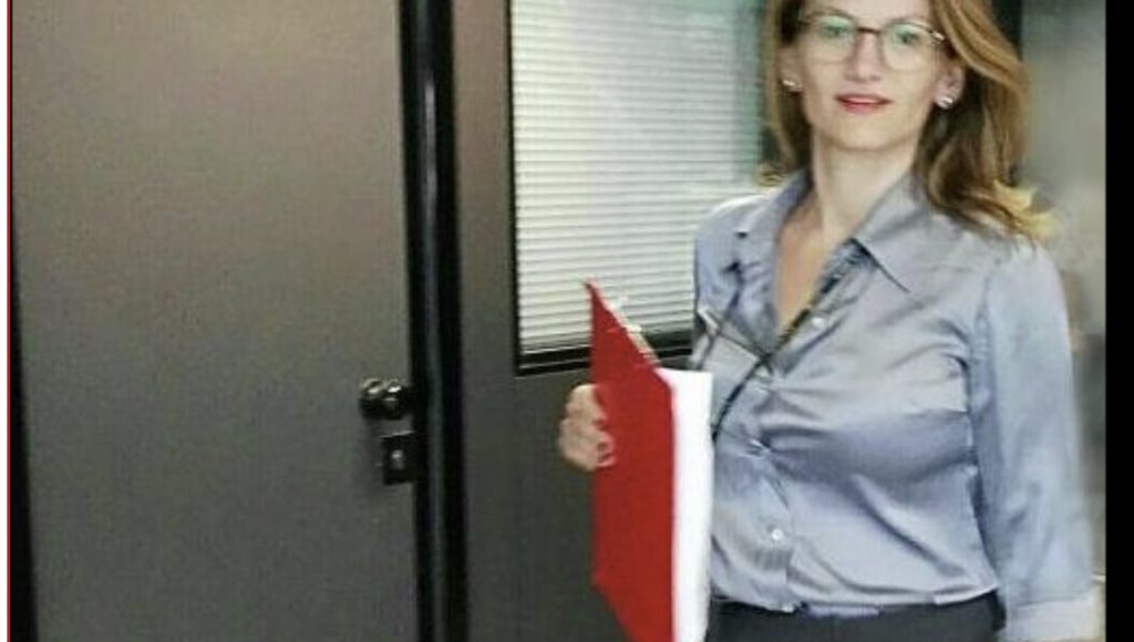 Drejtoresha shqiptare e aeroportit në Bergamo ironizon shqiptarët: Eksodet me qëllim shpëtimi më duken tragjikomike
