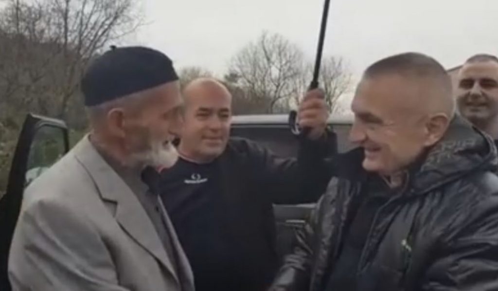 Presidenti Meta viziton 90-vjeçarin që iu bashkua manifestimit në Tiranë