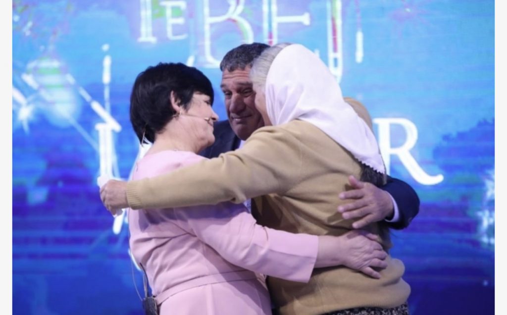 Djali takon pas 53 vitesh nënën e tij biologjike