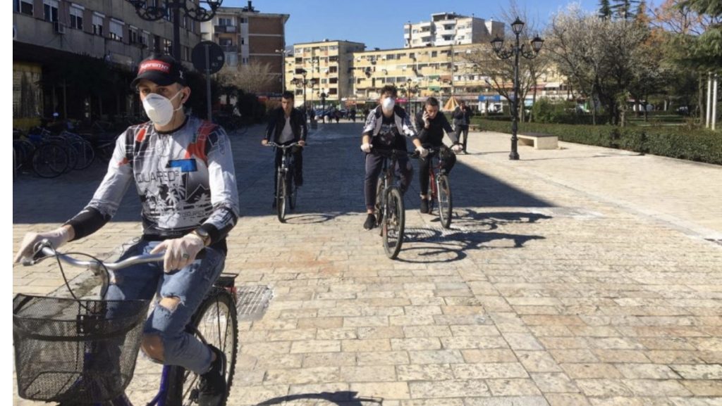 Nuk respektuan orarin e levizjes, gjobiten 24 qytetarë dhe sekuestrohen 2 biçikleta