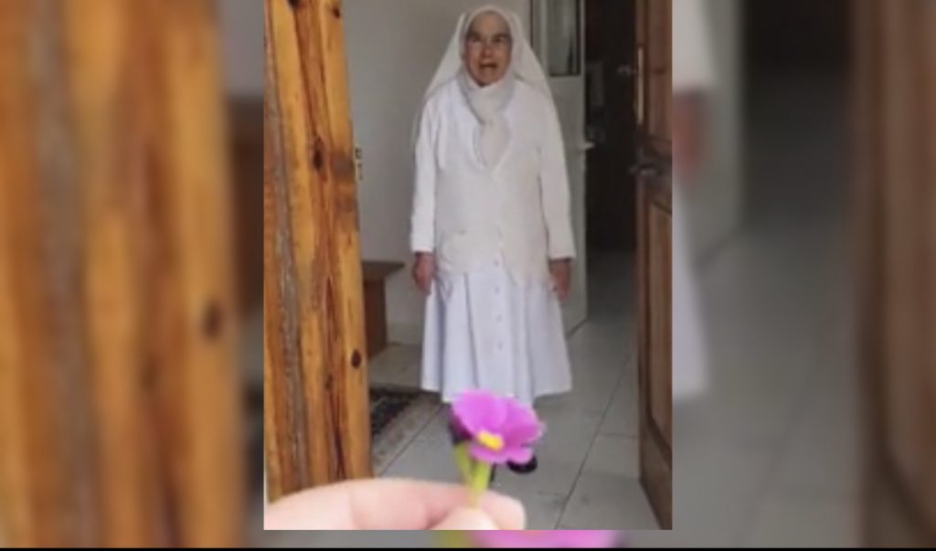 Motër Giuseppina mbush 81 vjec në Shqipëri, Dom Gjergji i bën surprizën me me këngë e një lule jashtë derës së shtëpisë