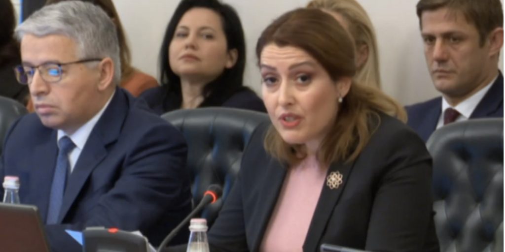 Ministrja Manastirliu : Mos ejani në spitale, telefononi 127 nëse keni shenja gripi