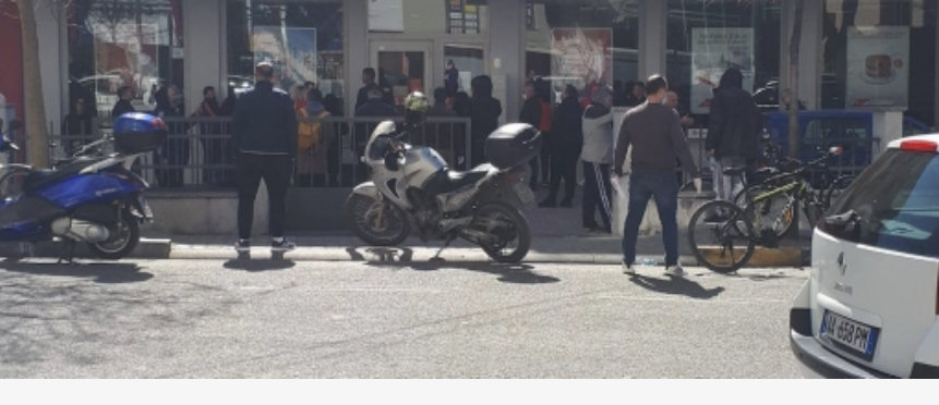 Gazetari denoncon: Qytetarët në radhë të gjatë për të paguar kreditë