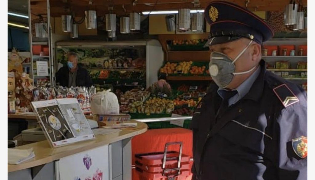 Rama poston foto për qytetarët: Ja si e lufton bota armikun…