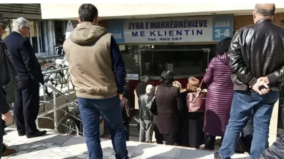 Foto/ Qytetarët e Vlorës nuk ‘zënë’ mend, në rradhë për të paguar ujin pa masa mbrojtëse