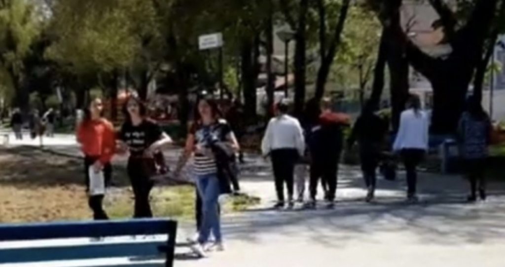 Pogradeci shijon lirinë, njerëzit vërshojnë nëpër rrugë
