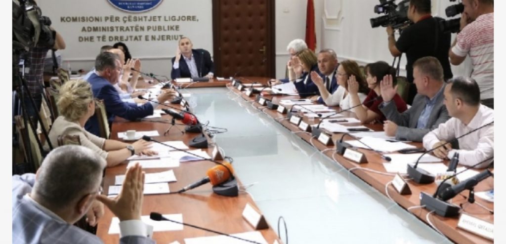 Komisioni i Ligjeve rrëzon dekretin e Metës për ligjin për pronat