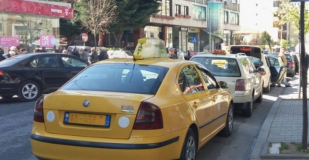 Bizneset që rihapen sot : Nga taksitë, te dyqanet e rrobave dhe të këpucëve