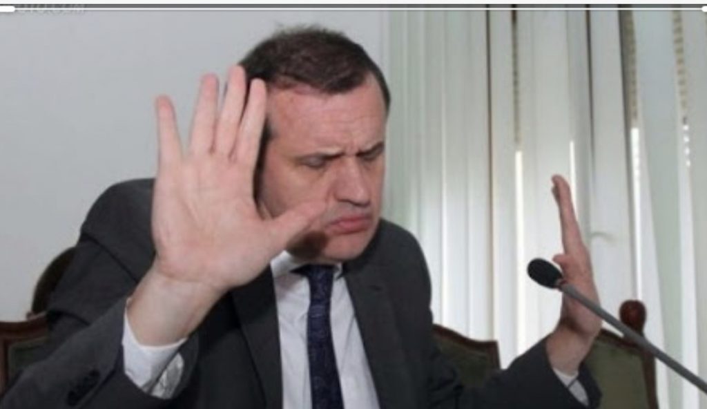 Deputeti reagon ashpër ndaj Beqajt: Ky ka ikur nga mendorja…