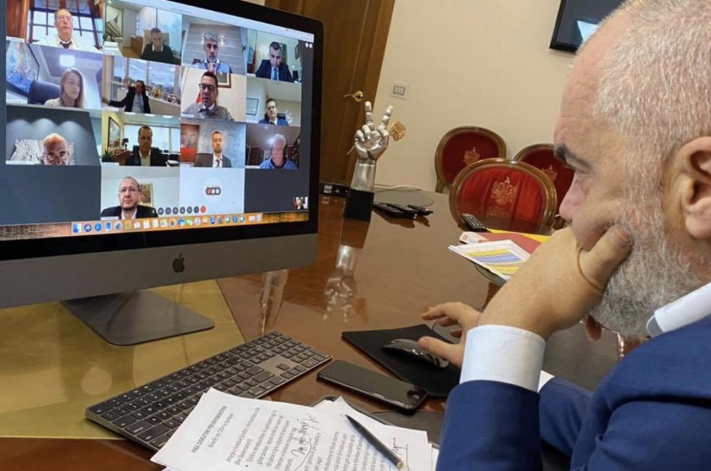 Rama video-konferencë me  drejtorët e Bankave: Garanci për pagat e punonjësve që nuk shkojnë dot në punë