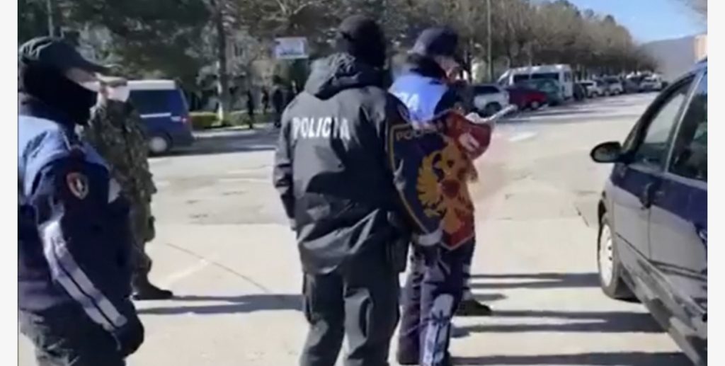 Gjobiten 17 këmbësorë dhe bllokohen 4 mjete në Vlorë