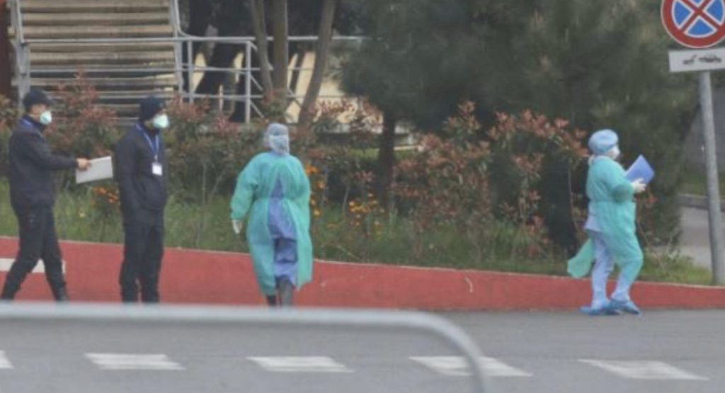 Punonjësja e bankës dhe 2 vajzat e saj rezultojnë pozitive