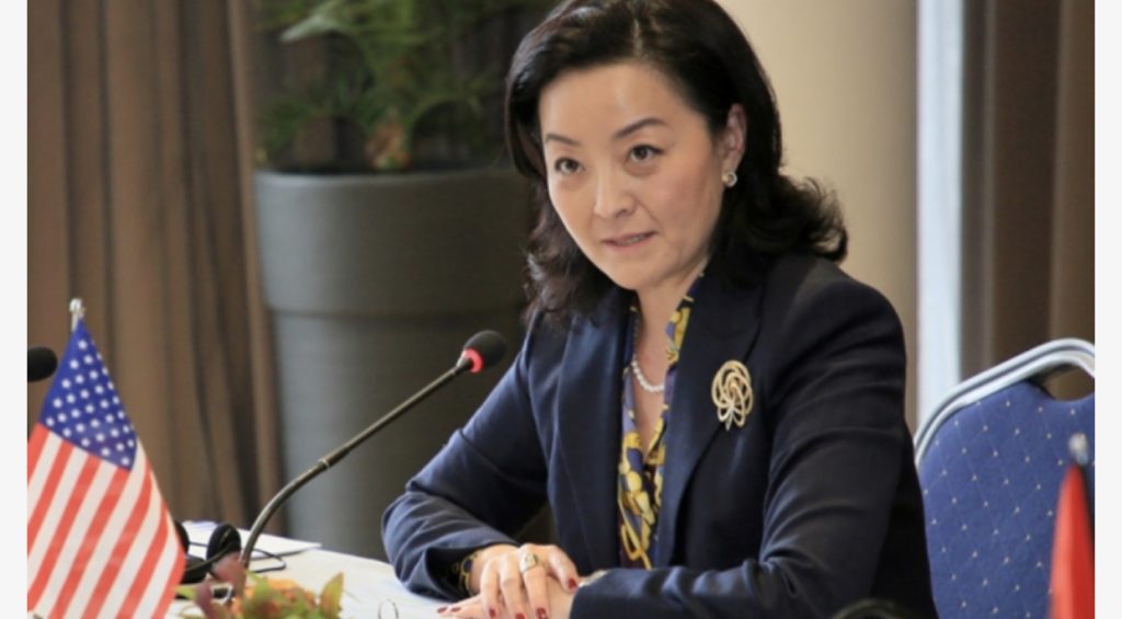 Ambasadorja amerikane Yuri Kim feston ditëlindjen në izolim