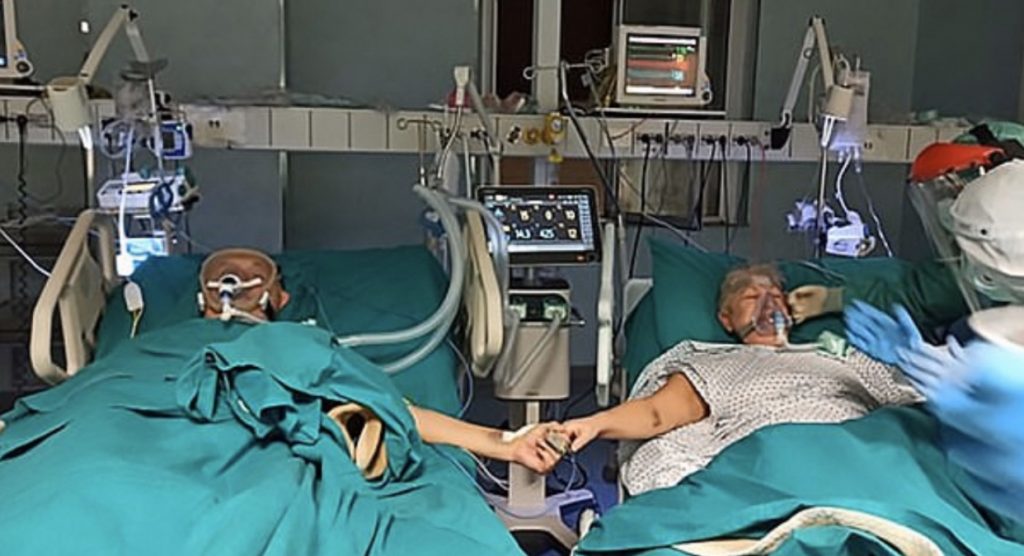 Çifti i të moshuarve me COVID-19 festojnë 50 vjetorin e martesës me duart shtrënguar në njësinë e kujdesit intensiv