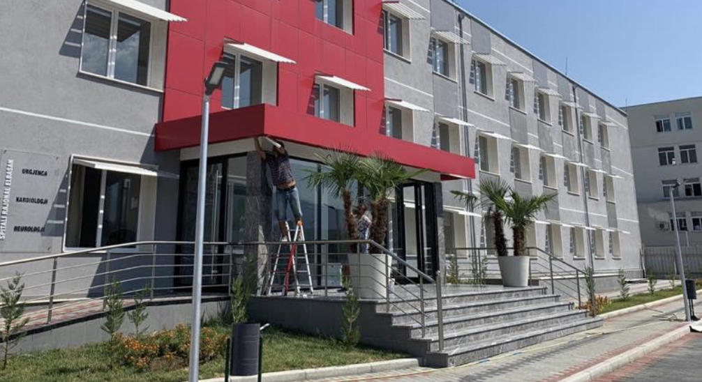 I moshuari nga Elbasani, vdes ndërsa priste  në radhë në një bankë të nivelit të dytë.