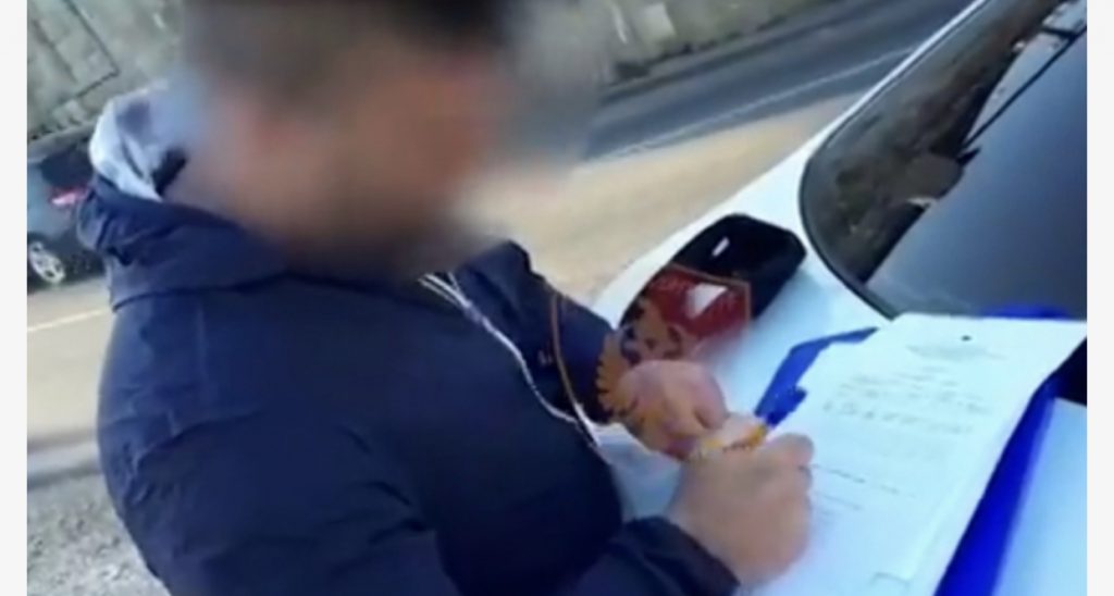 Arrestohen 3 persona, 2 goditën oficerin. Gjobiten 262 këmbësorë