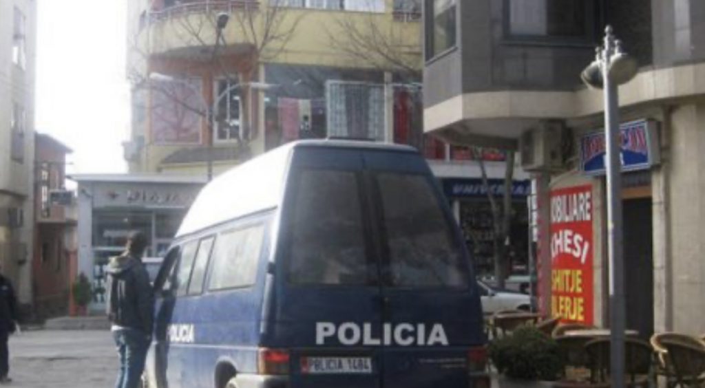 Plagosi me thikë gruan, arrestohet