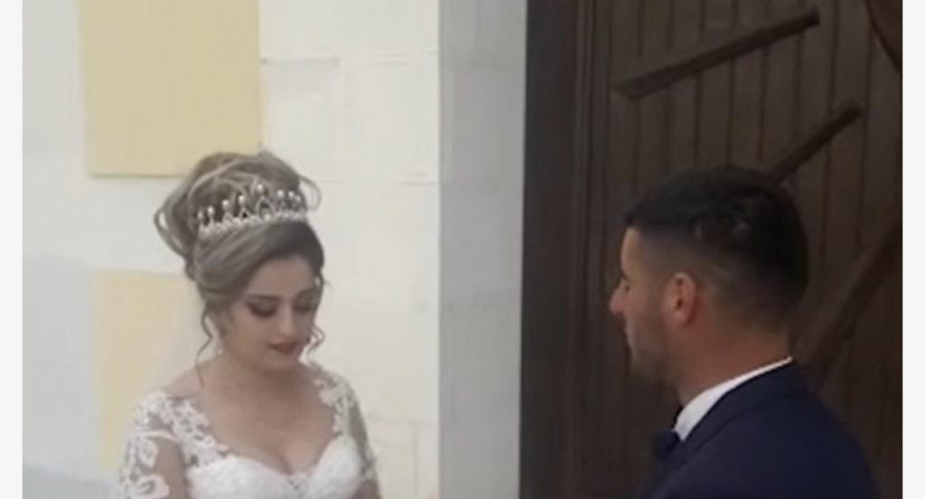 Sfidojnë pandeminë, çifti nga Shkodra martohet para kishës së mbyllur