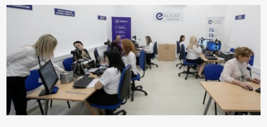 Tërheqja e kartave dhe pasaportave, zv.ministrja Voda tregon  oraret e reja  për qytetarët që kanë aplikuar
