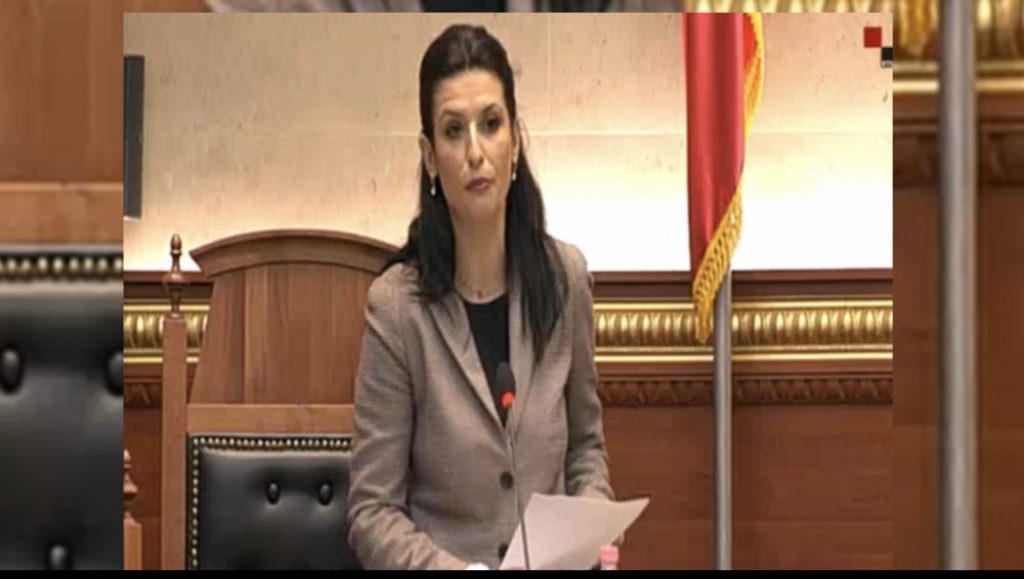 Ministrja Gjonaj flet për situatën në burgje dhe për ndryshimet në Kodin Penal