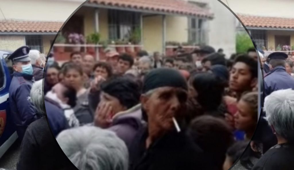 Pjesëtarë të komunitetit rom ngjitur me njëri-tjetrin për të marrë ndihmat
