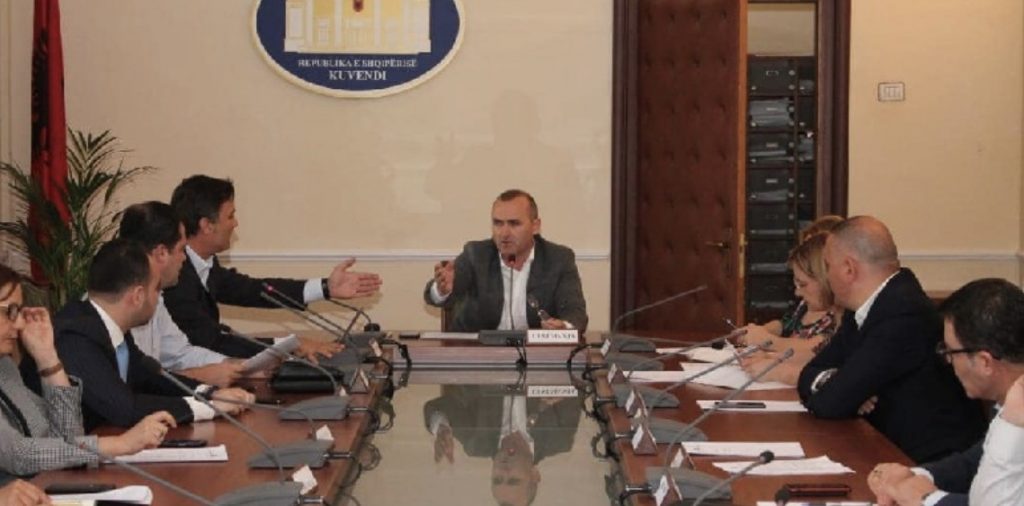Gjobë deri në 3 vjet burg’, kush thyen karantinën