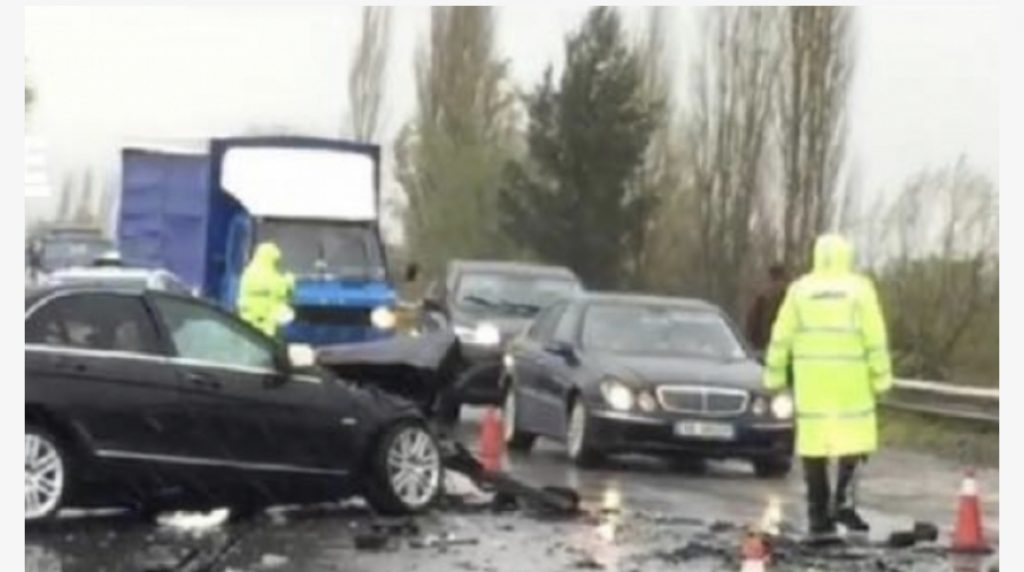 Laç,makina del nga rruga dhe përplaset me barrierën anësore, plagoset rëndë drejtuesi
