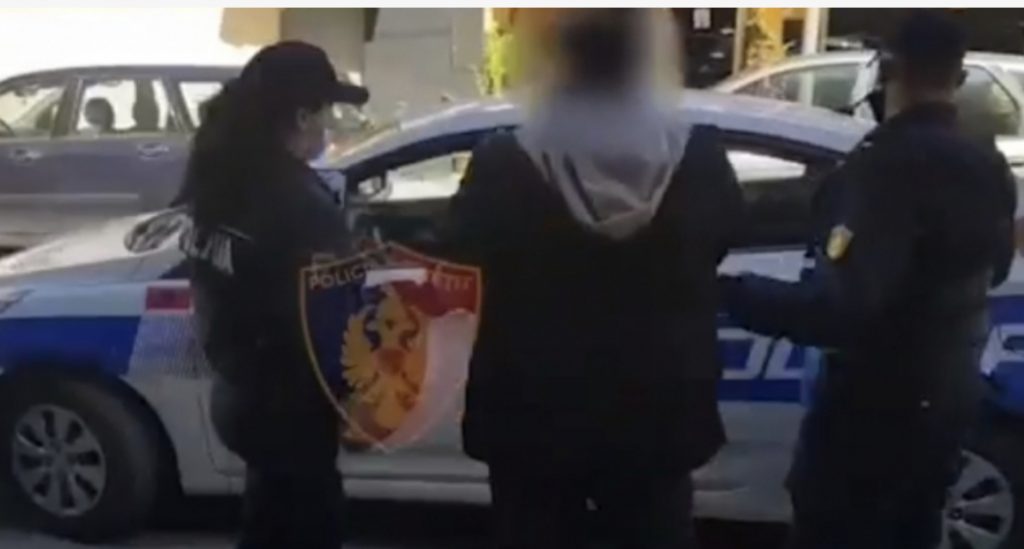 Hapi lokalin dhe mbante  armë pa leje, i vihen prangat durrsakut që shkeli ‘ligjin’ e Covid (VIDEO)