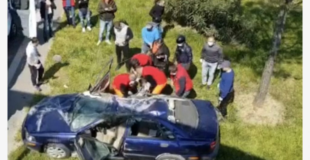 Përplasen dy makina, plagosen nënë e bir