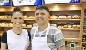 Shqiptari nga Kosova u jep bukë falas njerëzve në nevojë