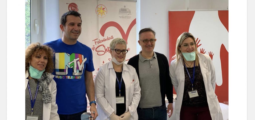 Ambasadori italian Fabrizio Bucci  dhe Veliaj dhurojnë gjak për njerëzit në nevojë:
