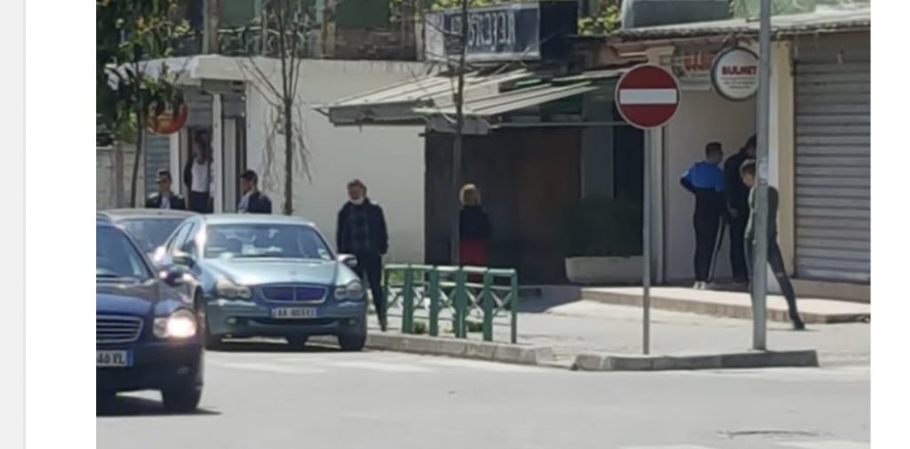 Mjeku kapet brenda lokalit që rrinte i hapur, shoqërohet në polici pronari i një tjetër biznesi