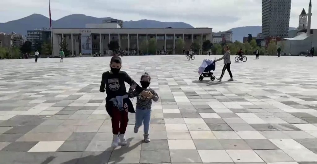 Tirana i rikthehet gjallërisë për 2 orë