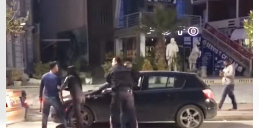 Pezullohet nga detyra polici që rrahu gazetarin në Fier